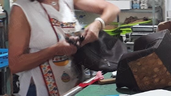 Artisan Concevant un sac à main en liège